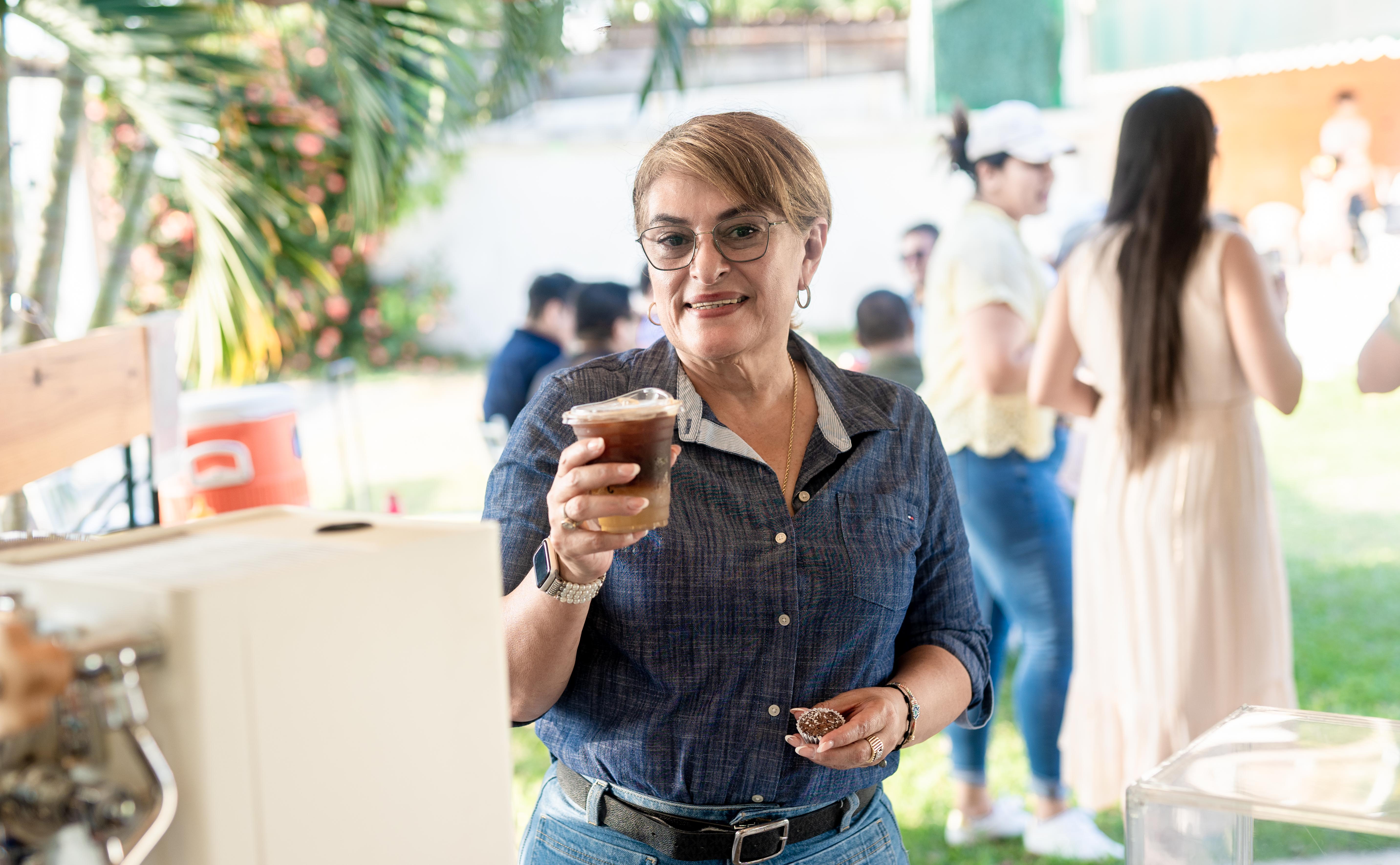 Señora disfrutando iced coffee Kaffi en Villa Jardín